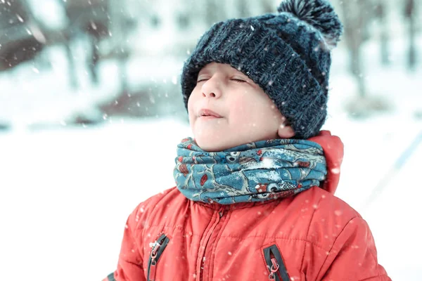 雪の中で野外を歩いている男の子 — ストック写真