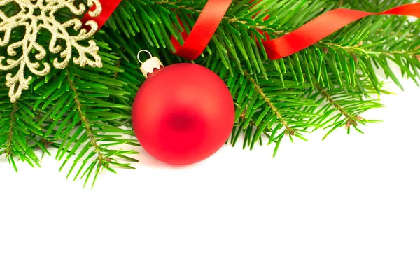 Noel ağacı süslemeleri Noel topları üzerinde izole Şubesi