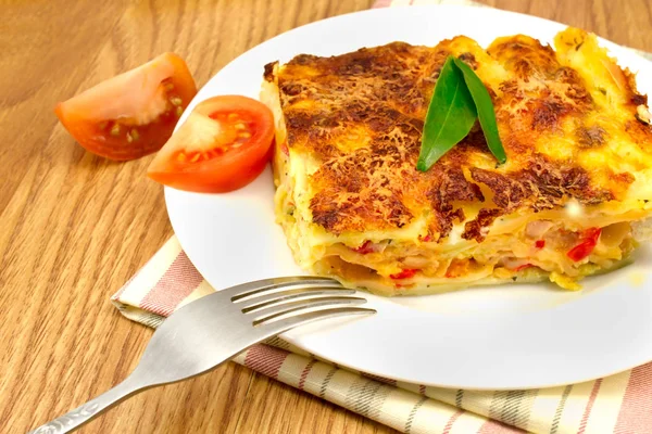 Lazanya çizgili peçeteye bir tabak