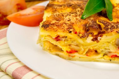 Lazanya bir çizgili peçete portre üzerinde bir tabak