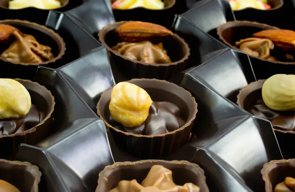 Caramelo de chocolate con nueces primer plano — Foto de Stock
