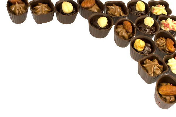 Dulces de chocolate con nueces aisladas sobre fondo blanco — Foto de Stock