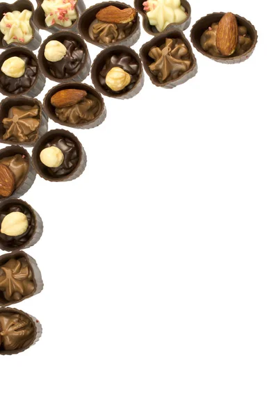 Schokolade mit Nüssen isoliert auf weißem Hintergrund — Stockfoto