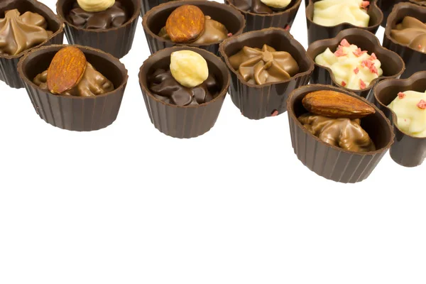 Dulces de chocolate con nueces aisladas sobre fondo blanco — Foto de Stock