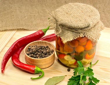 baharatlar ve chili biber bir çuval bezi tablecl tarih ile konserve domates
