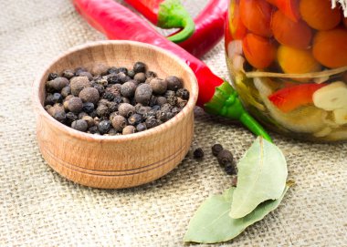 baharat ve biber üzerinde bur dan masa örtüsü ile konserve domates