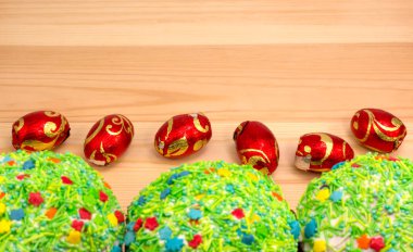 Paskalya çöreği ve ahşap bir tahta üzerinde renkli Paskalya yumurtaları