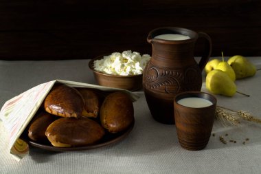Süt, süzme peynir, toprak eşyaları, armut