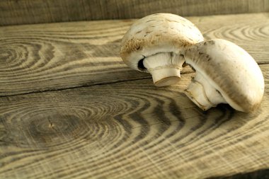 Beyaz ahşap bir masa üzerinde petrol mantar