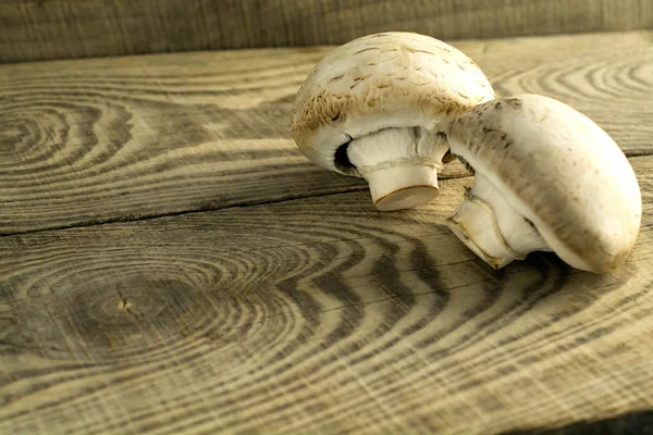 Beyaz ahşap bir masa üzerinde petrol mantar