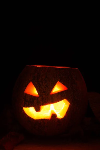 Halloween korkunç balkabağına yakın bir mesafede siyah bir arka plan olduğunu.