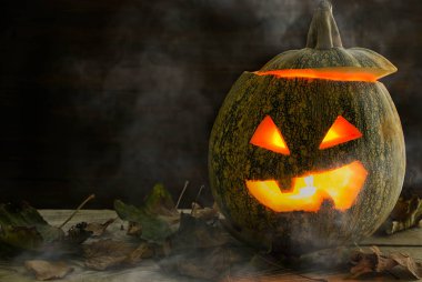 Düşük bir anahtar Cadılar bayramında tatil için korkunç bir kabak