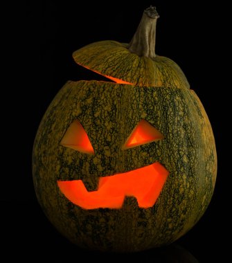 Halloween korkunç balkabağına yakın bir mesafede siyah bir arka plan olduğunu.