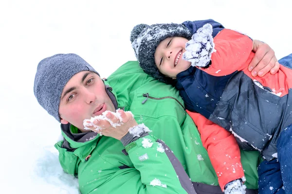 雪の中で遊ぶ父と息子 — ストック写真