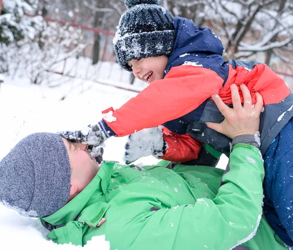 雪の中で遊ぶ父と息子 — ストック写真