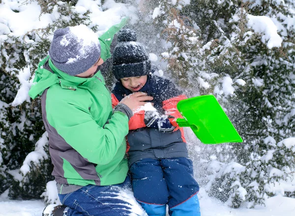 雪の中で遊ぶ父と息子 — ストック写真