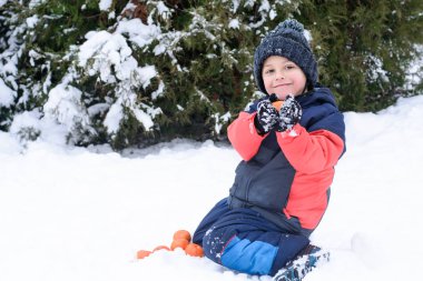 küçük çocuk yiyor mandalina ve iş