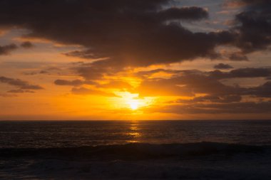 denizde gün batımı