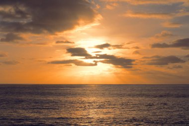 sakin denizde romantik günbatımı