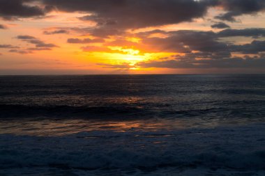 sakin denizde romantik günbatımı