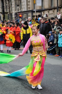 Çin yeni yılı 2018, köpek, Manchester, İngiltere'de Festivali yılı. İçinde festival Çinli kadın.