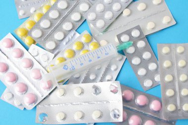 Blister paketleri tıp hap. tabletler ve kapsüller mavi arka plan üzerinde