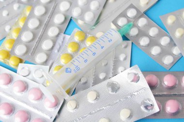 Blister paketleri tıp hap. tabletler ve kapsüller mavi arka plan üzerinde