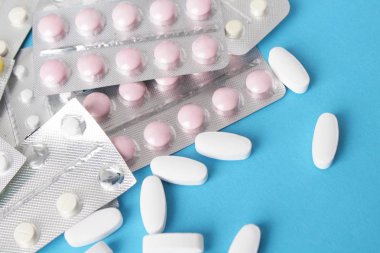 Blister paketleri tıp hap. tabletler ve kapsüller mavi arka plan üzerinde