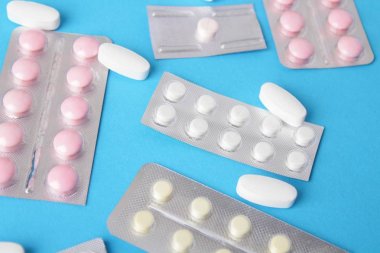 Blister paketleri tıp hap. tabletler ve kapsüller mavi arka plan üzerinde