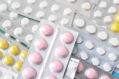 Blister paketleri tıp hap. tabletler ve kapsüller mavi arka plan üzerinde