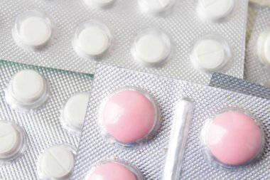 Blister paketleri tıp hap. tabletler ve kapsüller mavi arka plan üzerinde