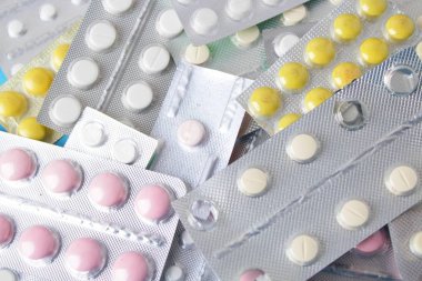 Blister paketleri tıp hap. tabletler ve kapsüller mavi arka plan üzerinde