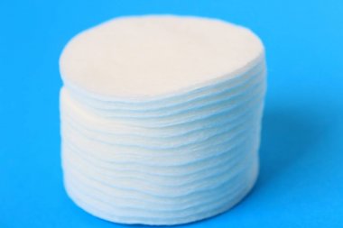 Yuvarlak pamuk kozmetik sünger pad, yün mavi bir arka plan üzerinde