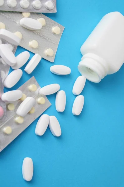 Medisinpiller Blisterpakninger Tabletter Kapsler Blå Bakgrunn – stockfoto