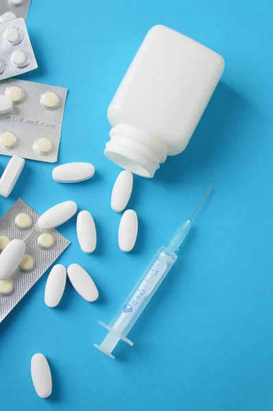 Medikamentenpillen Blisterverpackungen Tabletten Und Kapseln Auf Blauem Hintergrund — Stockfoto