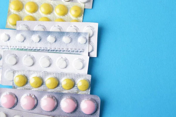 Medikamentenpillen Blisterverpackungen Tabletten Und Kapseln Auf Blauem Hintergrund — Stockfoto