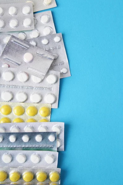 Medikamentenpillen Blisterverpackungen Tabletten Und Kapseln Auf Blauem Hintergrund — Stockfoto
