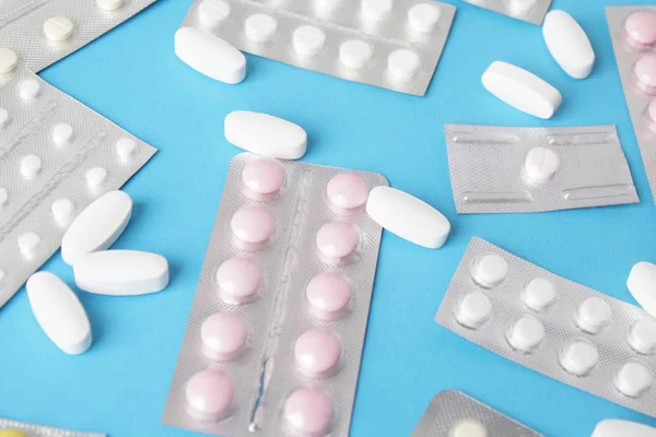 Medikamentenpillen Blisterverpackungen Tabletten Und Kapseln Auf Blauem Hintergrund — Stockfoto