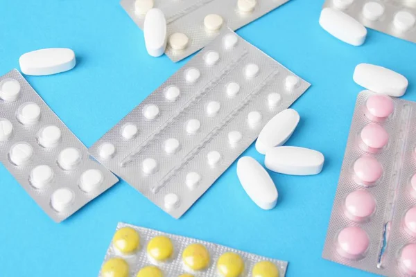 Medikamentenpillen Blisterverpackungen Tabletten Und Kapseln Auf Blauem Hintergrund — Stockfoto