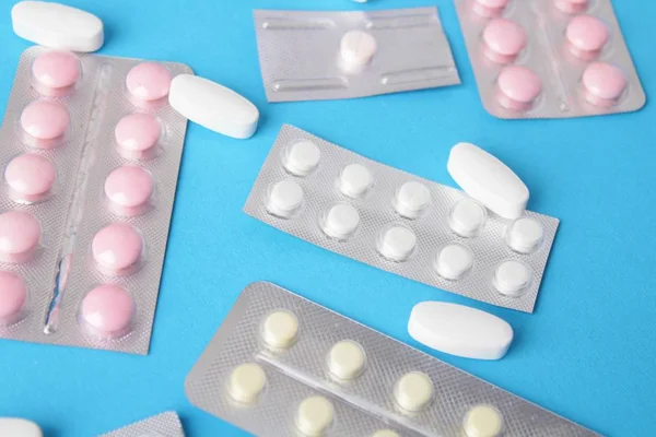 Pastillas Medicinales Blisters Tabletas Cápsulas Sobre Fondo Azul — Foto de Stock