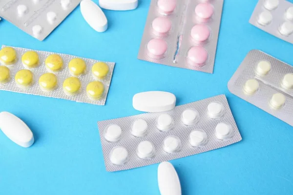 Medicin Tabletter Blisterförpackning Tabletter Och Kapslar Över Blå Bakgrund — Stockfoto