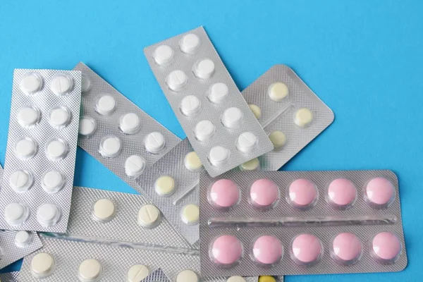 Medicin Tabletter Blisterförpackning Tabletter Och Kapslar Över Blå Bakgrund — Stockfoto