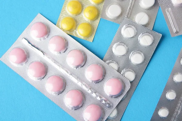 Medikamentenpillen Blisterverpackungen Tabletten Und Kapseln Auf Blauem Hintergrund — Stockfoto