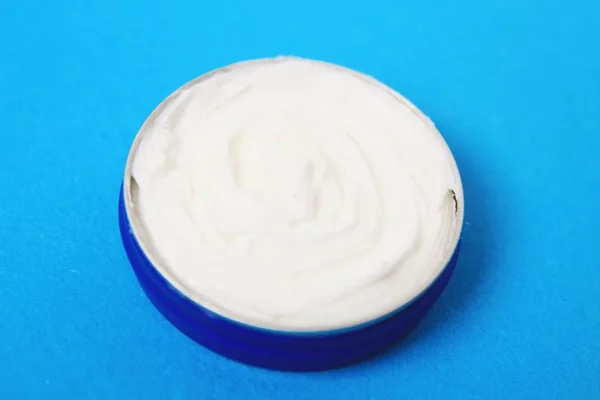 Tarro Con Crema Corporal Sobre Fondo Azul — Foto de Stock