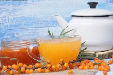 ahşap arka plan yakın çekim cam bardakta cehri suyu