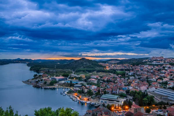 O crepúsculo na cidade de Sibenik — Fotografia de Stock