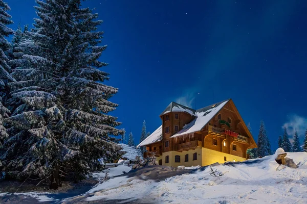 Dolunay Dragobrat Kayak Merkezi üzerinde — Stok fotoğraf