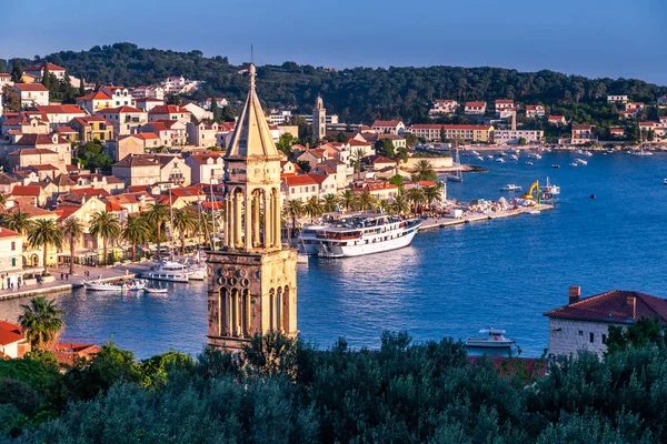Gün batımında Hvar eski Hırvat kasabası
