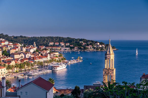 Gün batımında Hvar eski Hırvat kasabası