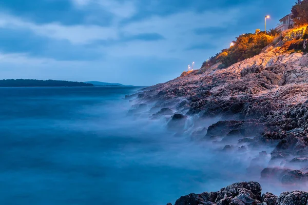 Fırtınalı deniz kıyısında Hvar